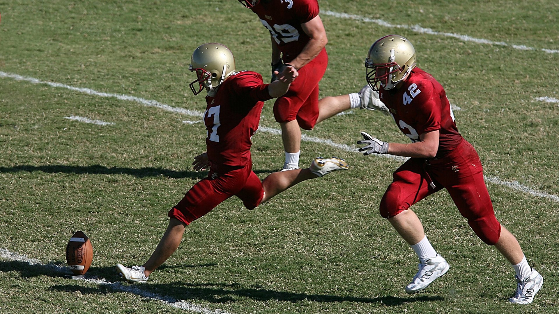“未来赛车：新能源技术引领速度新潮流”，未来的赛车